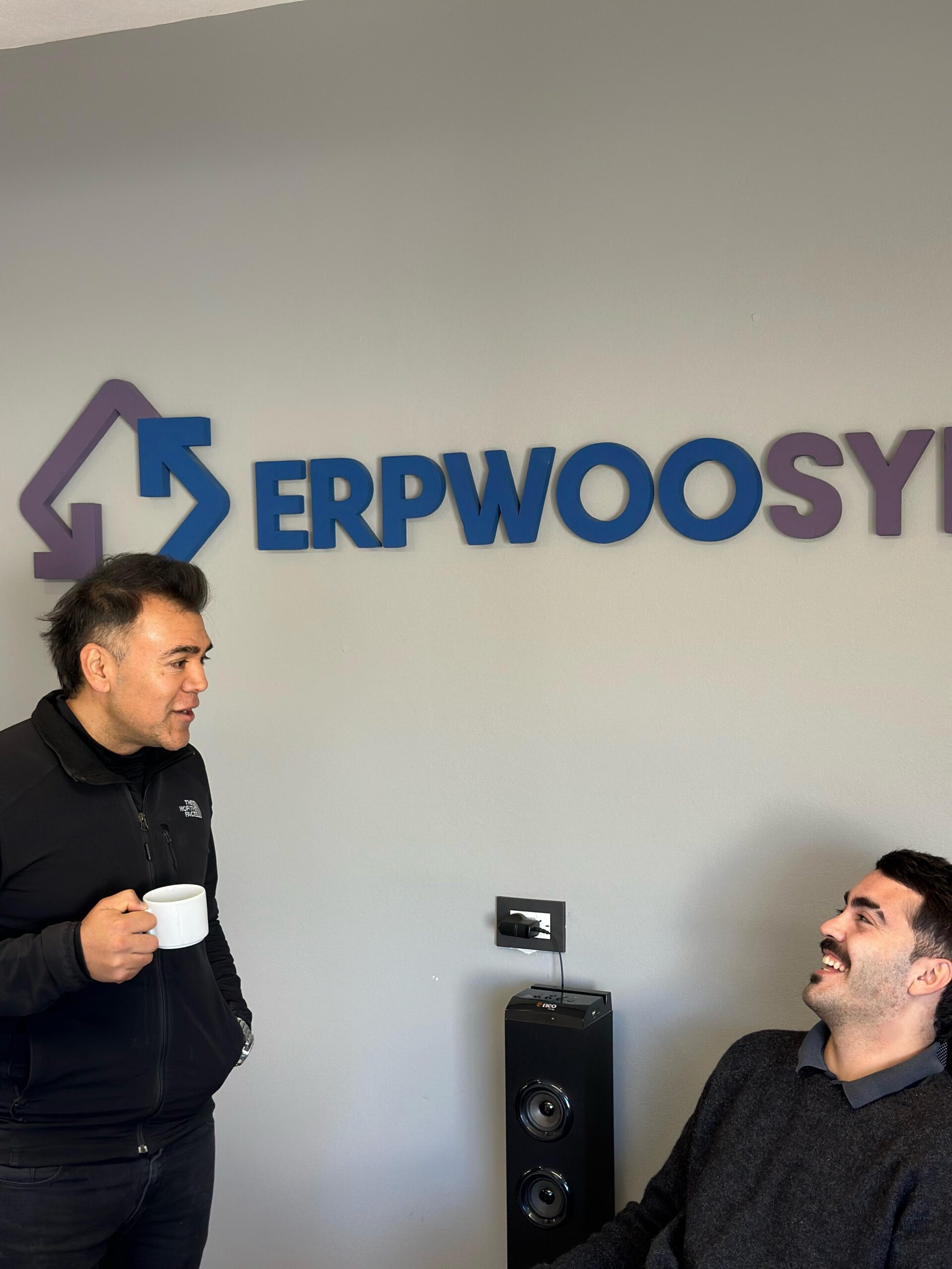 Integrantes de ERP Woo Sync conversando en la oficina